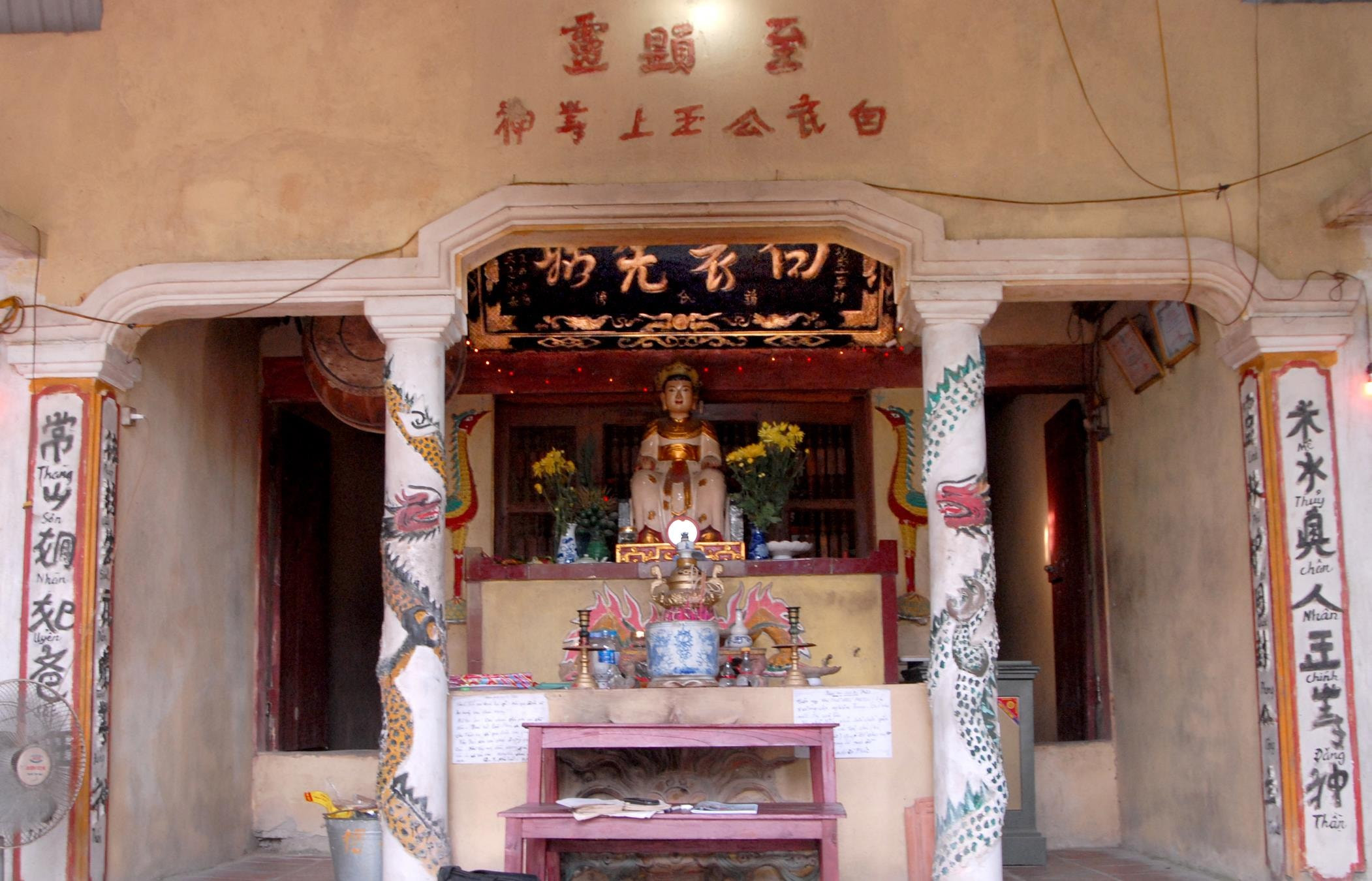 Bạch Y Công Chúa - Ngôi đền thiêng dưới chân Hòn Thàng